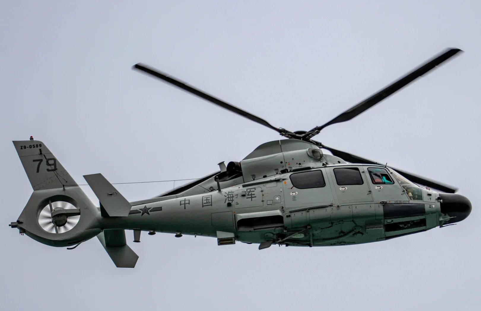 菲律宾护卫舰直奔南沙搞事，却突然发现黄岩岛上出现了高脚屋