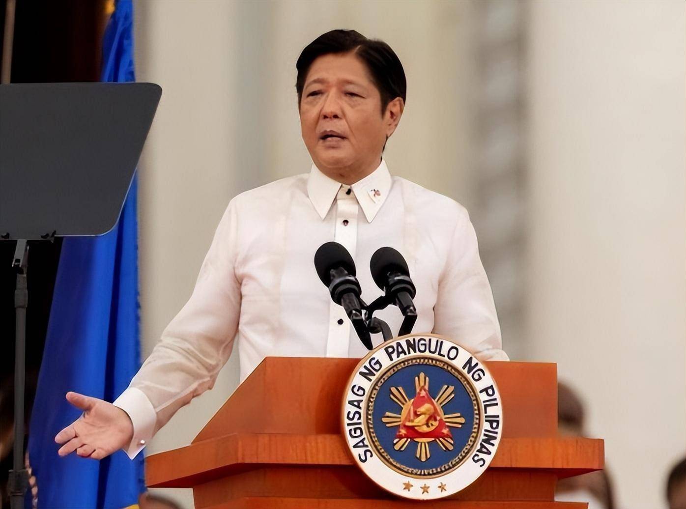 菲律宾护卫舰直奔南沙搞事，却突然发现黄岩岛上出现了高脚屋