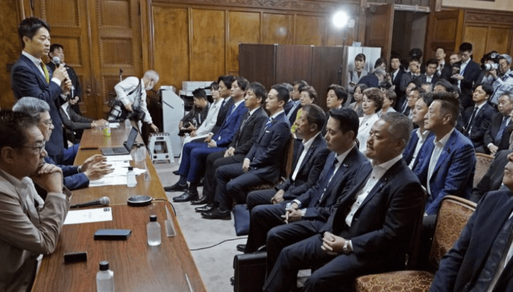 日本政局再反转！高市早苗抱团维新会，中国认证的大汉奸，要上位了？