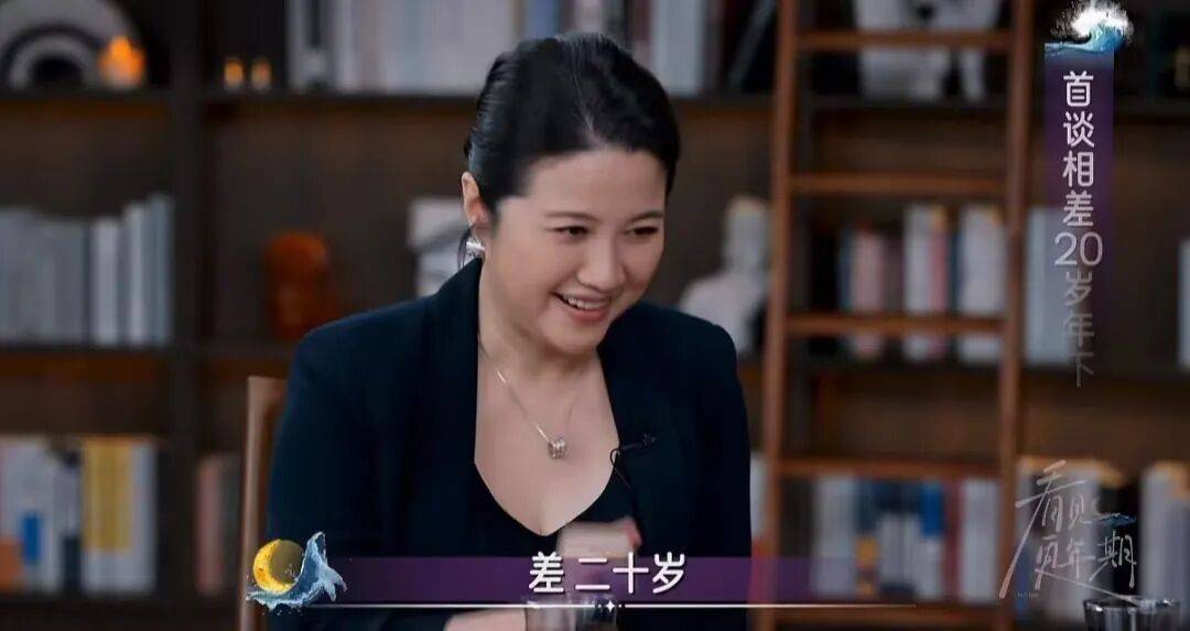 52岁影后颜丙燕公开小20岁男友：他知道我将步入更年期，已甜蜜相恋5年，两人出门必须手拉手