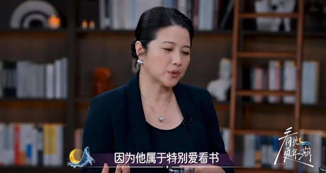 52岁影后颜丙燕公开小20岁男友：他知道我将步入更年期，已甜蜜相恋5年，两人出门必须手拉手