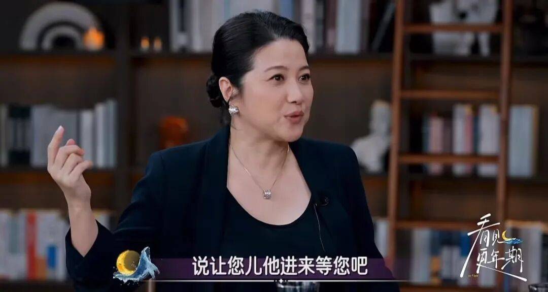 52岁影后颜丙燕公开小20岁男友：他知道我将步入更年期，已甜蜜相恋5年，两人出门必须手拉手