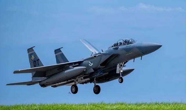 印尼买歼-10又生变，90亿美元预算缩水到16亿，或考虑买退役战机