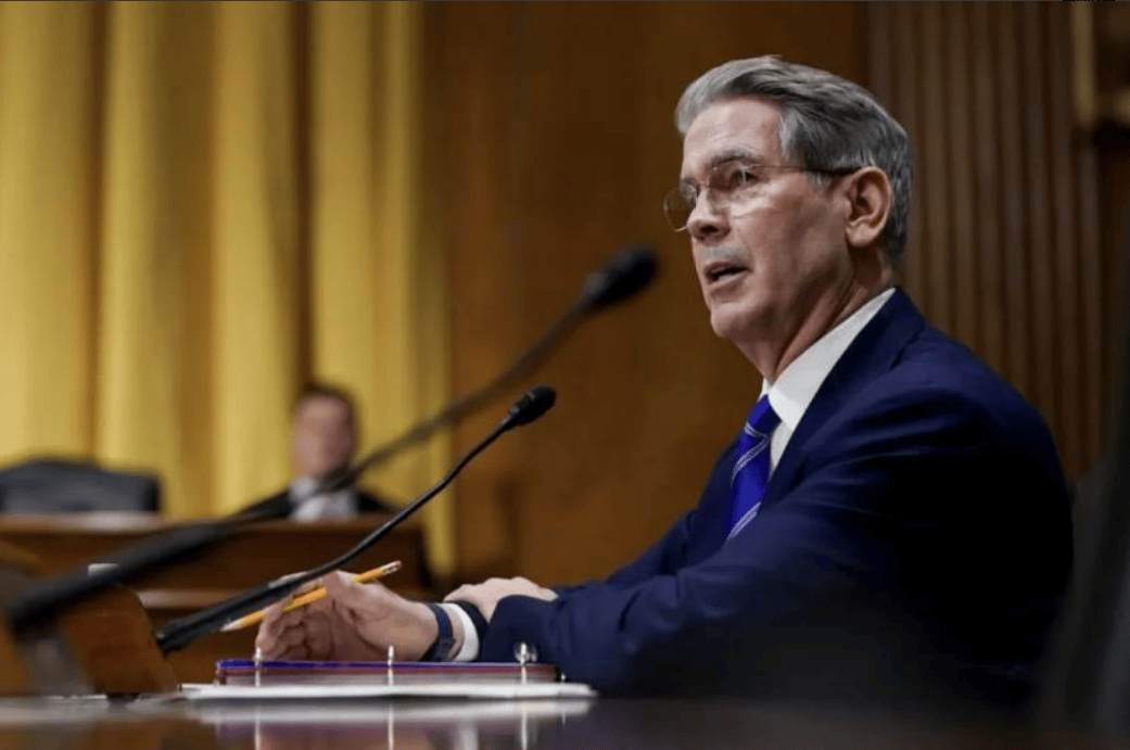 2架专机抵华，中方终于肯接电话了，特朗普悬着的心可以放下了