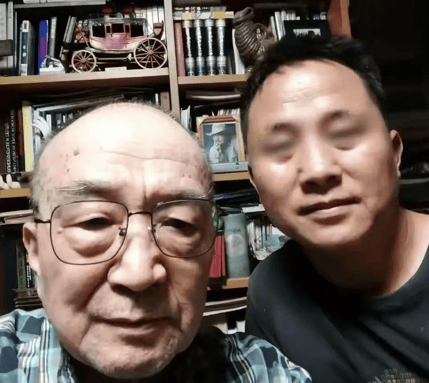 考古｜曝78岁李保田近况！找人维修窗户喝10元桶装水，生活超朴素！