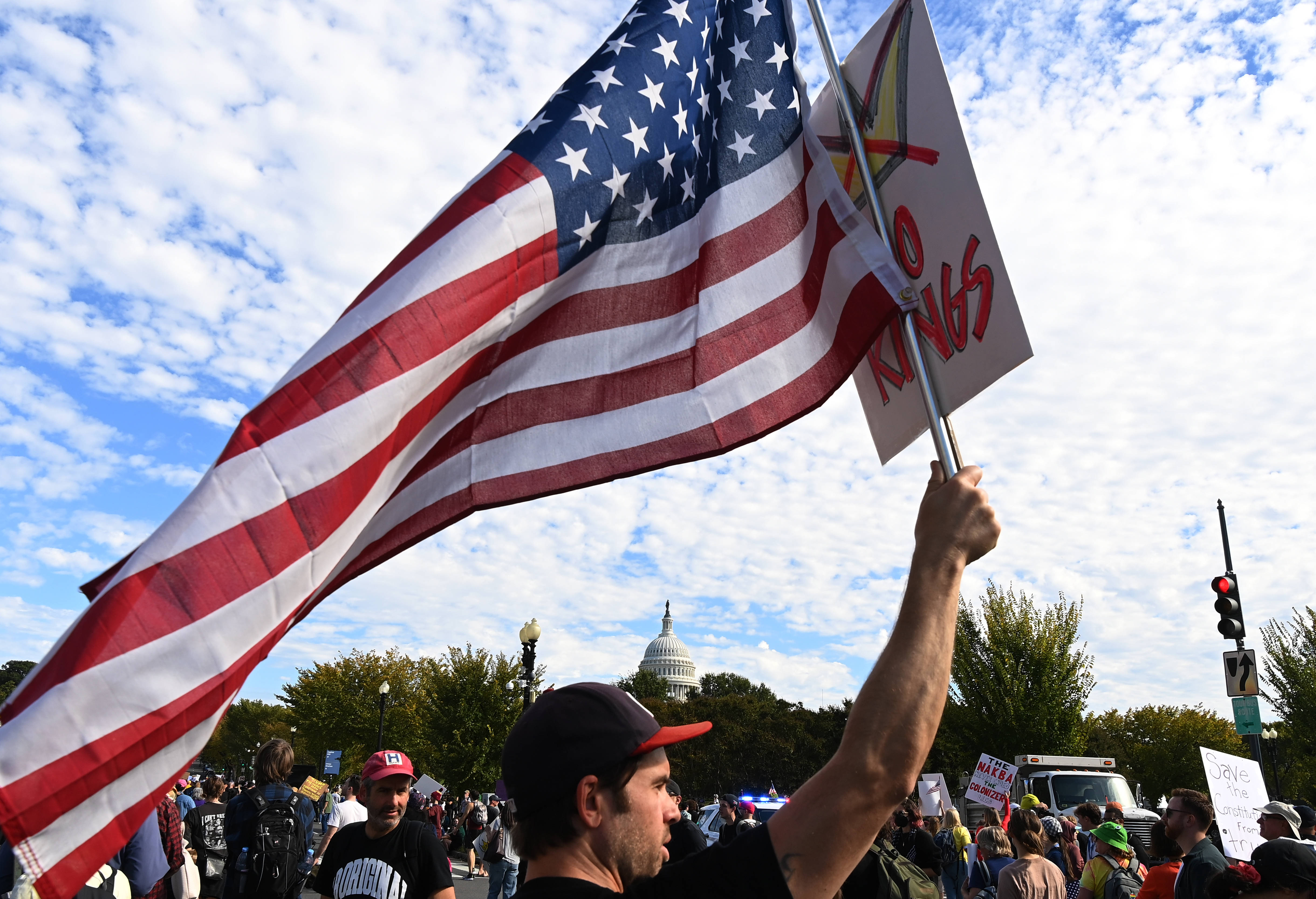 美政府“停摆”20天：核安全局近乎“放空” 白宫开始大兴土木