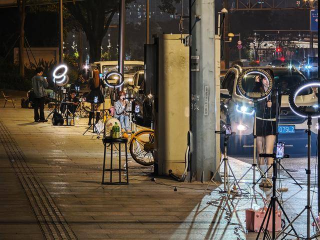 100米有近20个直播间，深夜的成都街头为何“长满”主播？