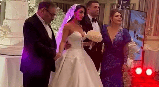 宣扬“头巾法”的伊朗高官 女儿穿抹胸婚纱办西式婚礼