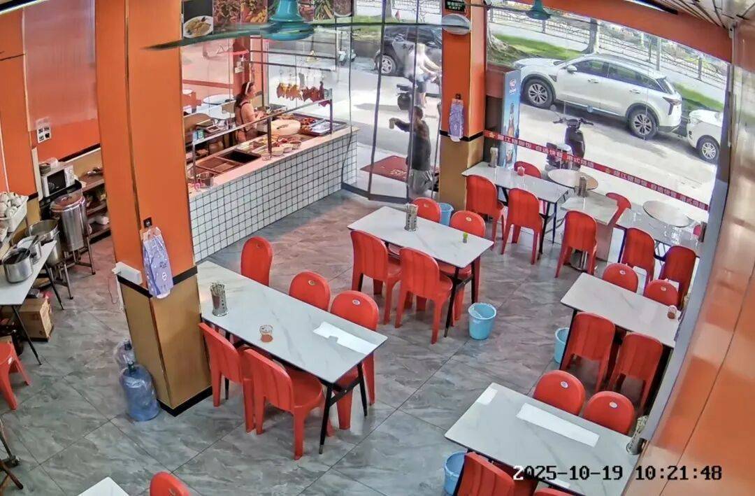 小伙到广州一猪脚饭店吃免费“2号餐”，突然跪地道谢，老板娘：以后要吃饭就直接过来