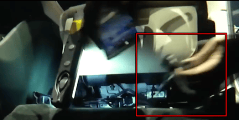 小米新车主驾下方掏出“神秘”多余零件！工作人员一片沉默，细思极恐