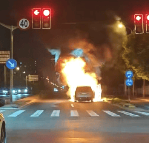 上海一理想MEGA行驶时起火烧成空架，理想回应：车内人员全部安全离车，会配合调查