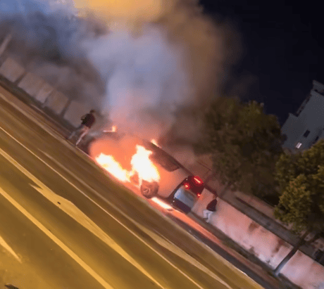 上海一理想MEGA行驶时起火烧成空架，理想回应：车内人员全部安全离车，会配合调查