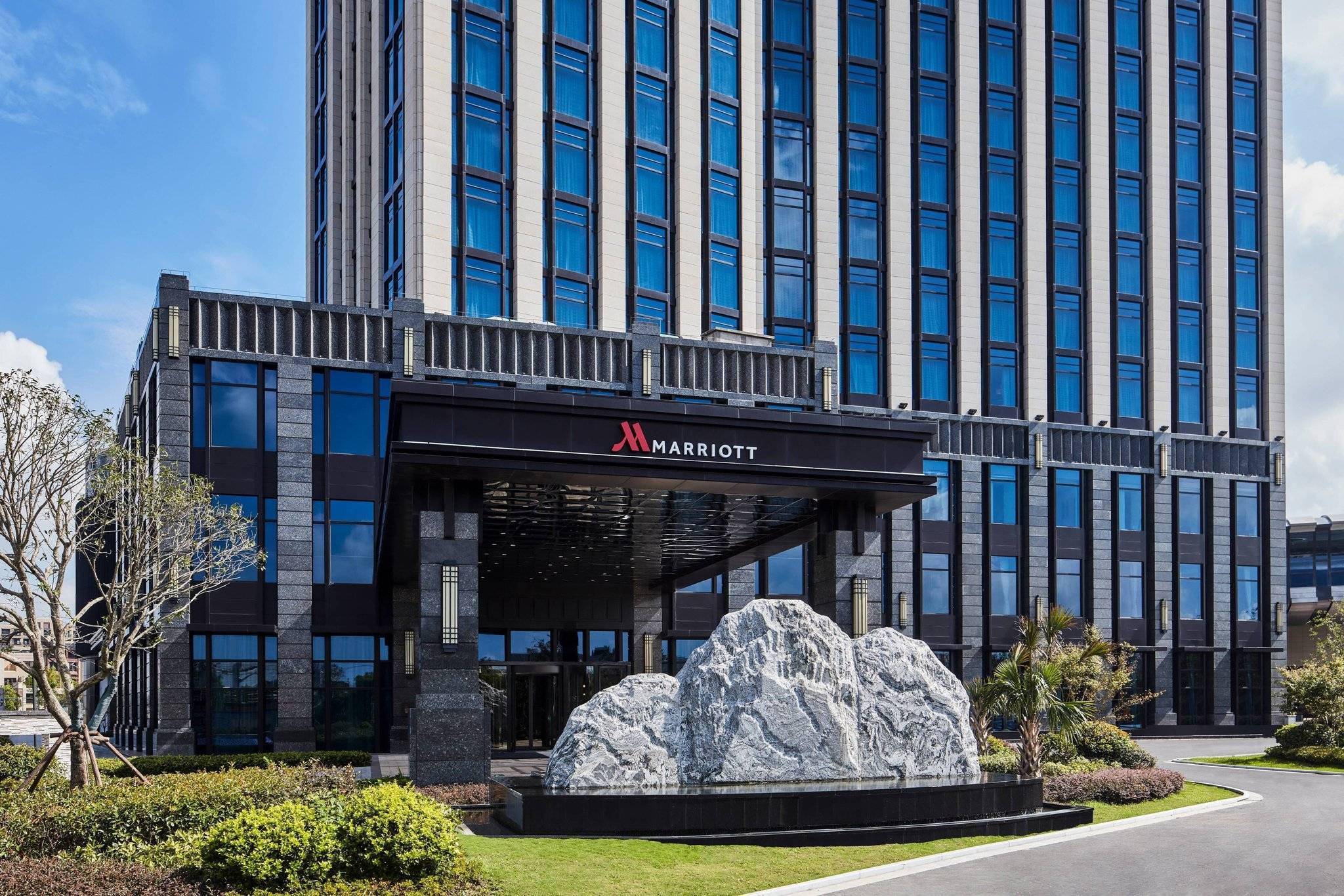 万豪酒店8888元一桌婚宴被曝使用预制菜：酒店方否认，业绩低迷多次被曝服务质量问题