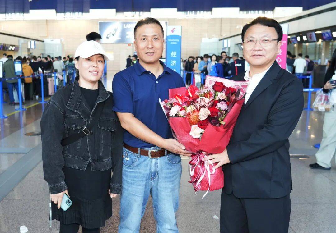 叶显银同志启程援摩