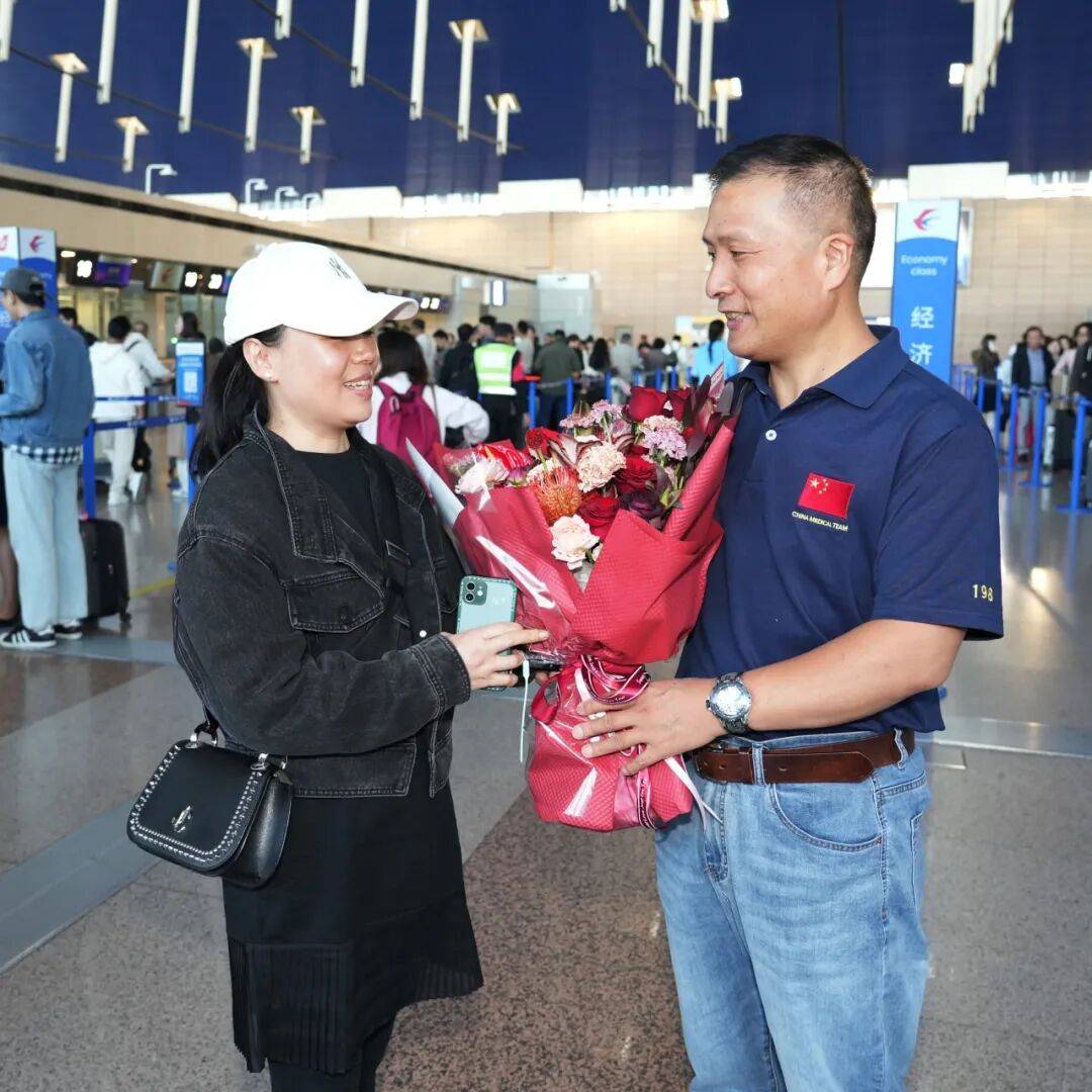 叶显银同志启程援摩