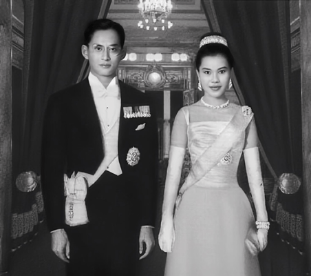 泰国王太后诗丽吉去世，留下19顶奢华王冠和她的传奇一生