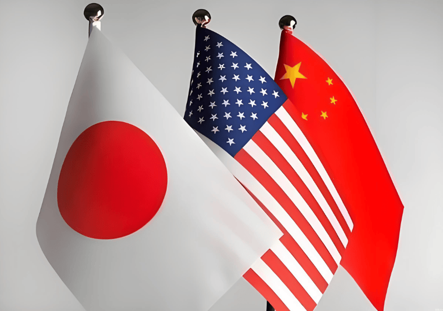 在美国面前极其卑微，面对中国非常强硬