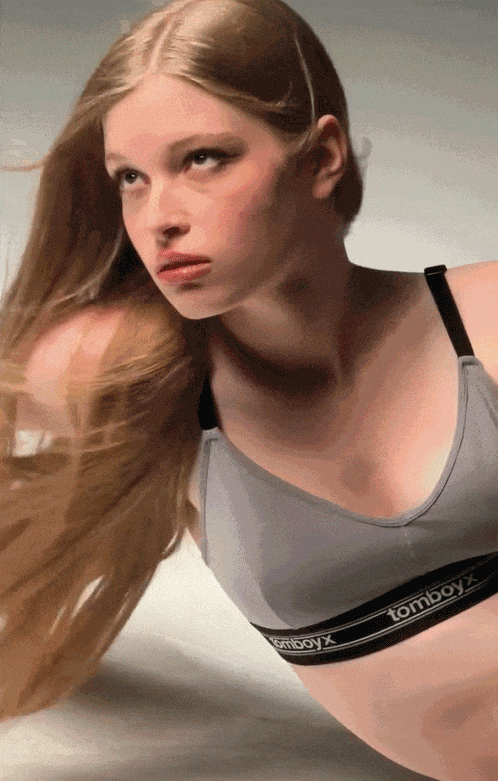 马斯克21岁女儿：改名字、换性别、与父亲决裂后，靠当模特力争经济独立