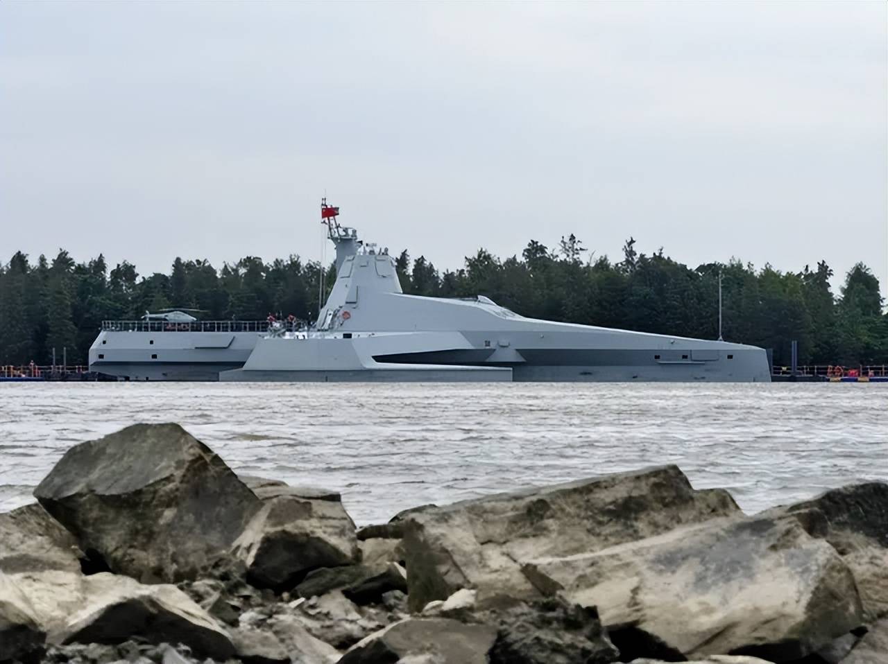 舰长65米，搭载48个垂发！美媒：中国海军“半潜式武库舰”亮相！