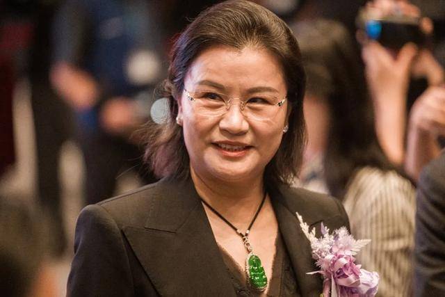 身家1100亿，“玻璃女王”冲向AI硬件