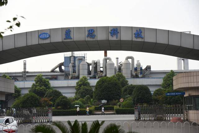 身家1100亿，“玻璃女王”冲向AI硬件