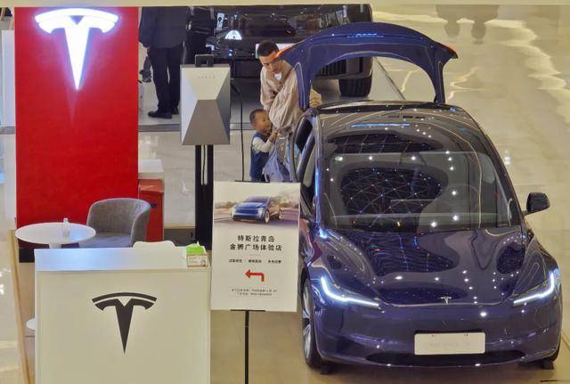 身家1100亿，“玻璃女王”冲向AI硬件