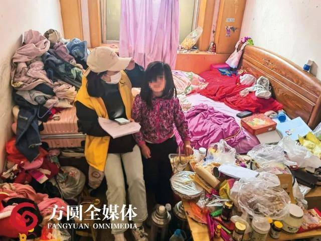 同居男友虐待5岁女儿,亲妈知情不报,居委会主任发现后强制报告!