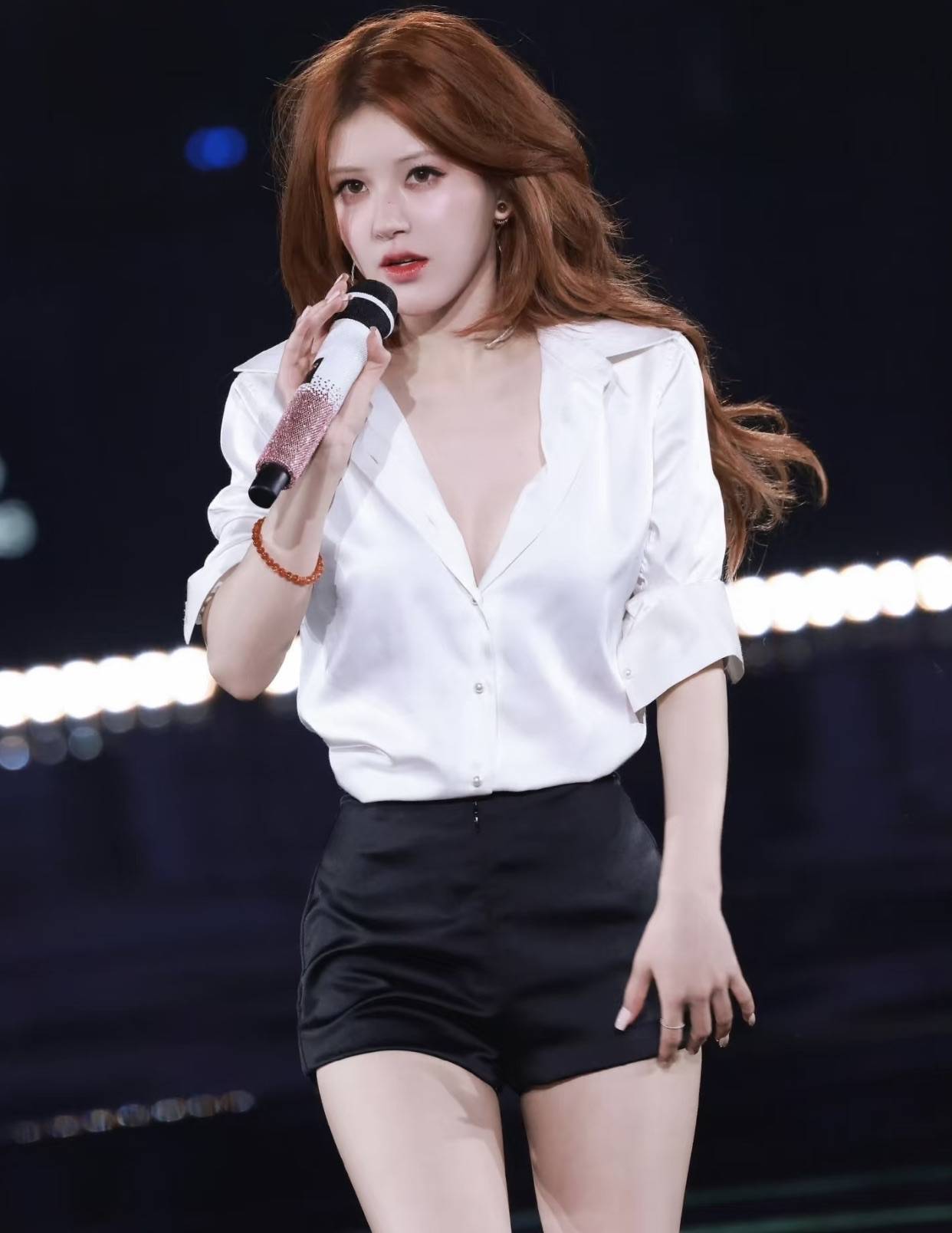 赵露思27岁生日音乐会好炸,6套造型高定配高珠杀翻全场