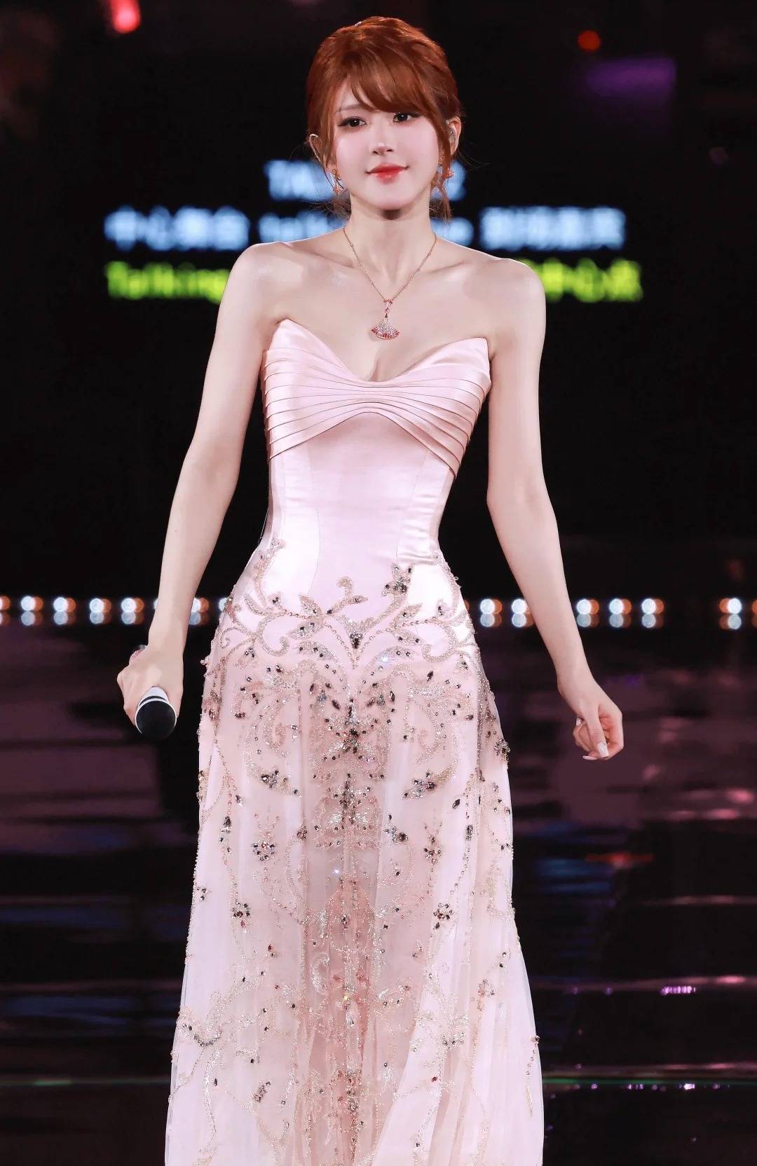 赵露思27岁生日音乐会好炸,6套造型高定配高珠杀翻全场