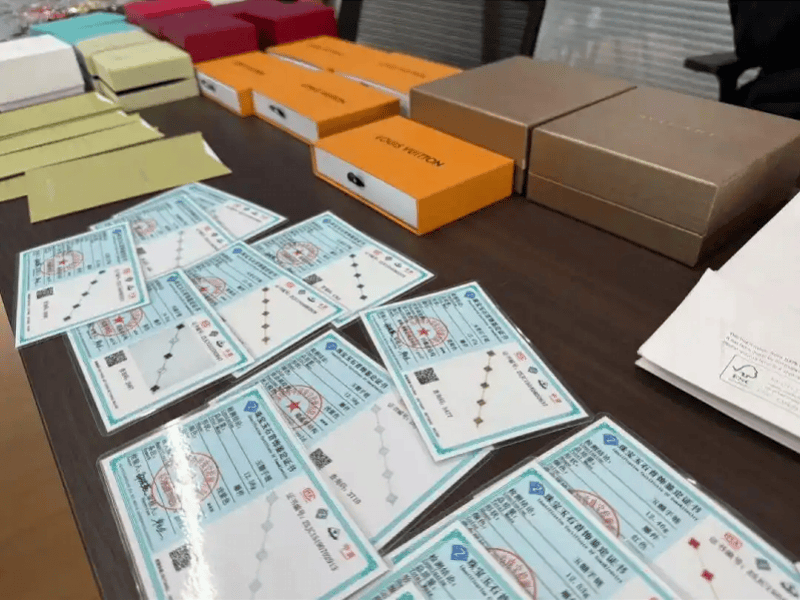 上海警方查获5万多件假冒“梵克雅宝”,涉案超7000万元