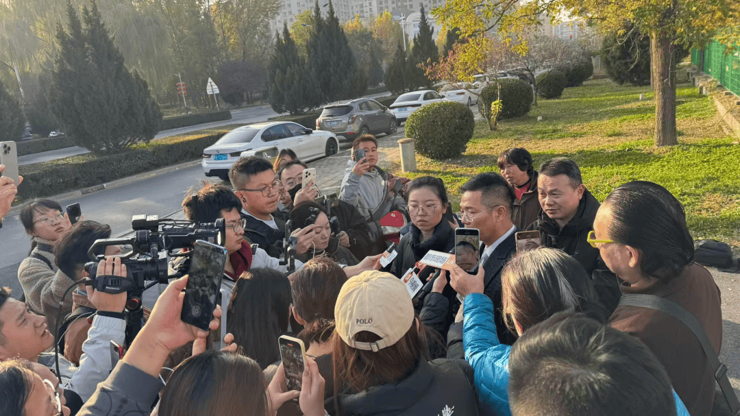 狗咬人被摔死,狗主人与多人上门打砸遭“反杀”!其妻后悔自责,双方各执一词