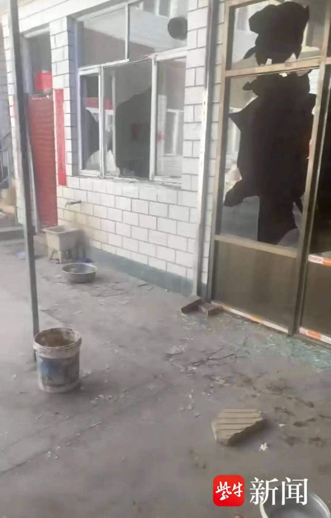 狗咬人被摔死,狗主人与多人上门打砸遭“反杀”!其妻后悔自责,双方各执一词